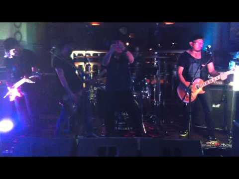 Monkey Wrench - Foo Fighters Covering By. OMNI featuring CHE Cupumanik. @CamdenBar Cikini