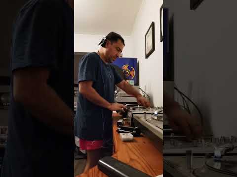 CHICO PÉREZ mezclando VINILOS