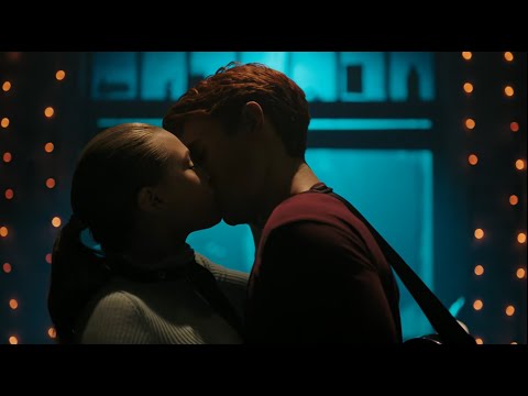 Riverdale- Archie and Betty kiss scene