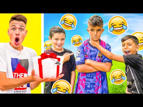 Se RÍEN del NIÑO MESSI por NO CONOCER a MESSI y le AYUDÉ...