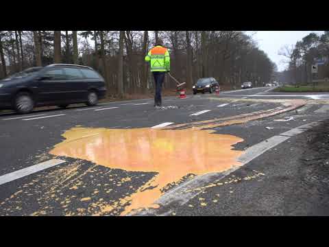 Weg besmeurd met voorstrijkmiddel na aanrijding op N348 Deventer - Raalte