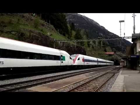 INCROCIO DI RABDe 500. IN STAZIONE A WASSEN. (CH) 25 - 4 - 2015.