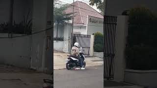 Download lagu Pria Ini Cinta nya Ditolak di Pinggir Jalan, Si Cewek Langsung Pergi Bersama Cowok lain mp3