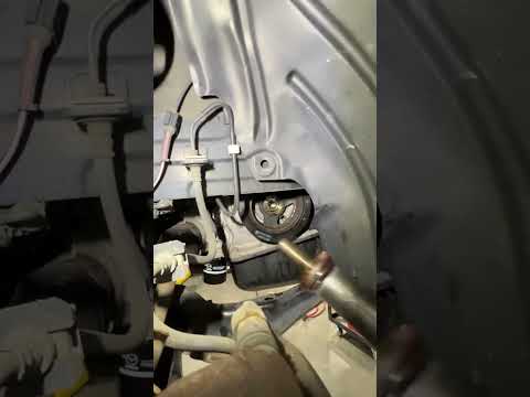 POWERFUL Tool to remove Crankshaft Pulley Bolt #shorts #car #automobile