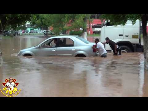Motorista fica no meio da enchente em frente a Praça do Pac