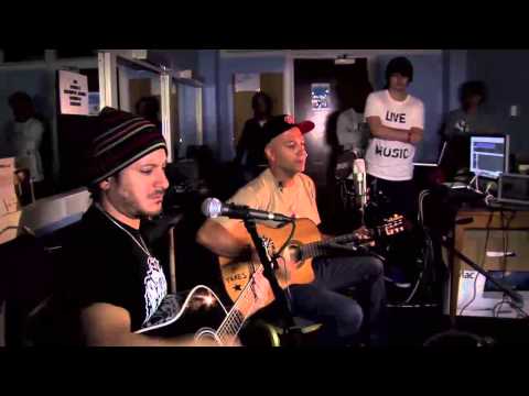 Tom Morello and Carl Restivo sing "Save The Hammer For The Man" for Occupy. Savage and beautiful.