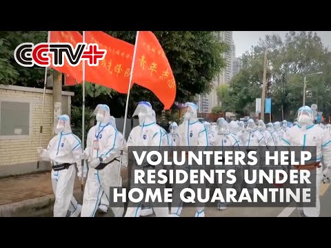 Voluntários ajudam moradores de Guangzhou em quarentena domiciliar