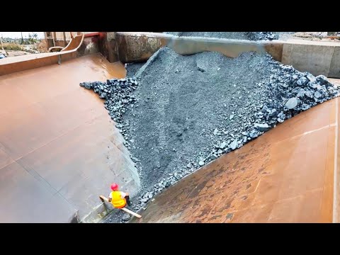 Barge Unloading 4300 Tonnes Of Crushed Ore - Empty End Of Barge