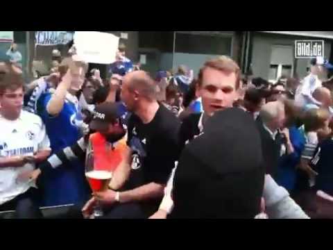 Manuel neuer bekommt eine OHRFEIGE von einem FAN!