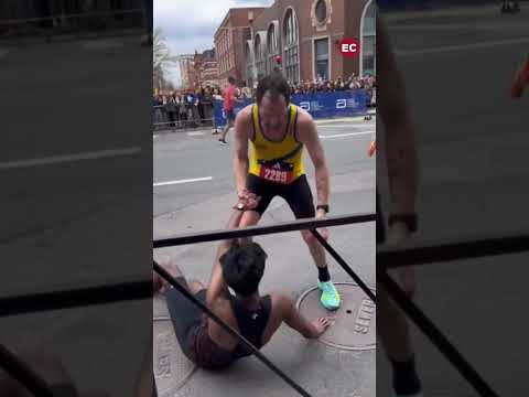 Se desploma a unos metros de la maratón de Boston y dos corredores le ayudan a terminarla