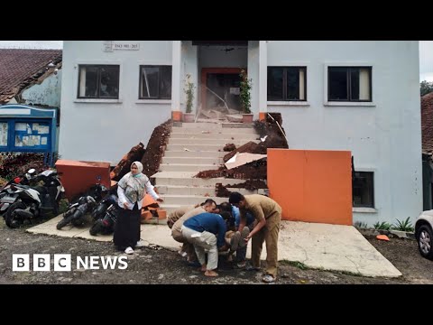 印尼地震造成數十人死亡，數百人受傷 - BBC新聞 (Indonesia earthquake leaves dozens dead and hundreds injured - BBC News)