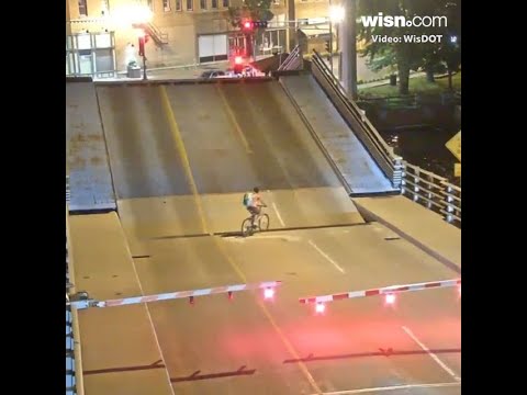 Девушка на велосипеде пыталась проехать через разводящийся мост