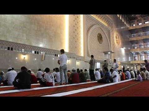 A lejohet të kalojnë njerezit para teje pasi je falur me imam dhe ke akoma rekate për të plotësuar?