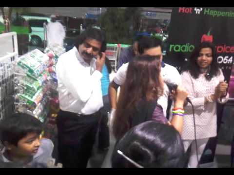 kanwal Malik ( poetess ) singing In 105.4 Fm with DJ Sayyed Arshad in Nine Town Hyper Market Dubai