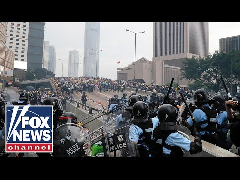 香港の政府ビルをデモ隊が取り囲み、身柄引き渡し法案に抗議 (Demonstrators surround government buildings in Hong Kong, protest against extradition bill)