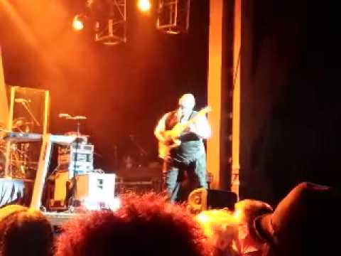 Big Sexy gettin down.