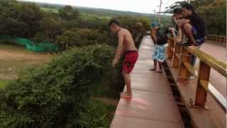 preview picture of video 'el mejor salto del puente de Puerto Gaitan'