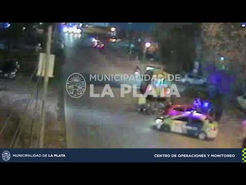 Quiso doblar en "U" y chocó contra una moto