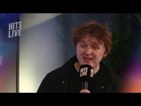 Lewis Capaldi responds to mean tweets! | Hits Radio