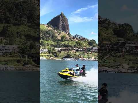 Observando El Peñol de Guatape desde la Bahía, paseo en Bote