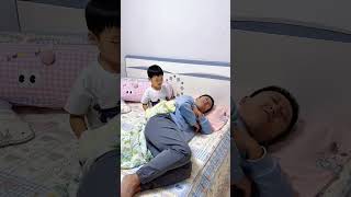 给你盖被子还不领情，儿子也不惯着他 #爸爸带娃 #家有萌宝