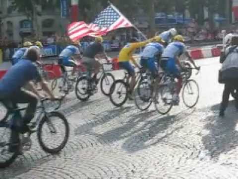 Victory lap by Lance Armstrong & Discovery Channel Team on Les Champs Elysees, Sunday 24th July 2005
