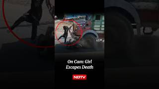 Download lagu Viral | Di Kamera: Gadis Selamat dari Maut Setelah Truk Menabrak Skuter, Dijuluki 'Superwoman' mp3