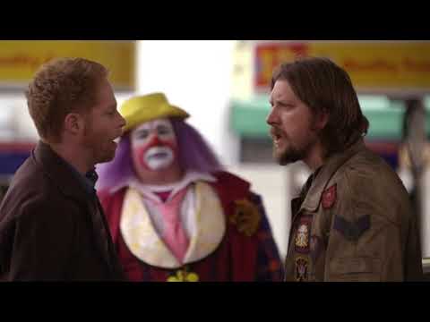 Modern Family 1x09 - Fizbo saves Mitchell