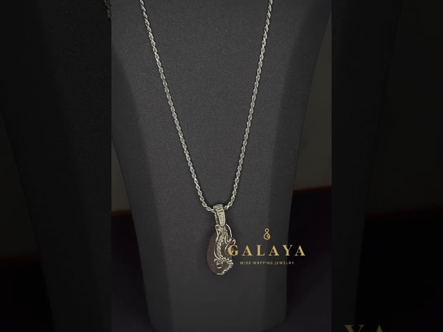 قلادة من الفضة الخالص مع الكورت الزهري