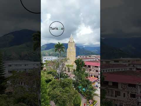 Iglesia en parque principal de Santuario - Risaralda.#turismoenlinea #santuario