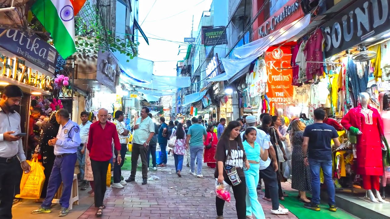 Immersive street-level walking tour through India (Market 10), India, showcasing authentic urban landscapes, local architecture, and the vibrant atmosphere of the city's neighborhoods