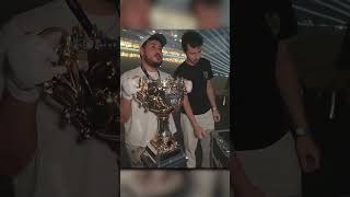 Les CEOs découvrent le trophée du Major COD