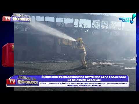 Ônibus com passageiros fica destruído após incêndio em Araguari