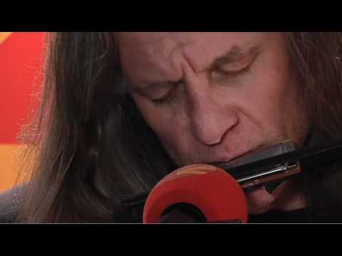 Guy Swinnen - 'Barkeeper'  (Live in Radio 2 Studio)