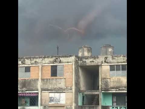 fuerte tornado en Perico,  Matanzas,  Cuba. 16/4/2023. El edificio es real, no es escenografía .