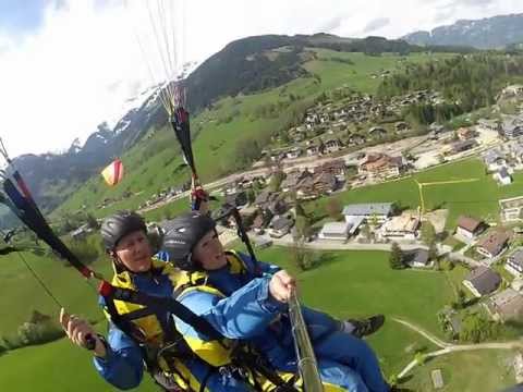 Tandemflug Kirchturm Maria Alm über das AlpenParks Resort Maria Alm