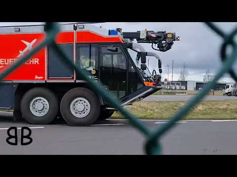 [🚒Blaulichtgruß am Flughafen] 》Flugfeld-Lösch-Fahrzeug mit Gruß