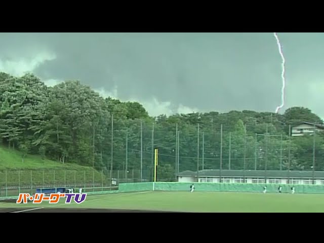 【ファーム】西武第二球場の近くに雷が落ちる…