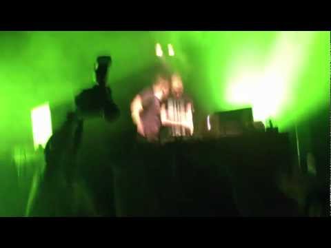 SMACK MY BITCH UP (Noisia remix) Live Noisia _ Flux Pavilion Standing on a hill tour
