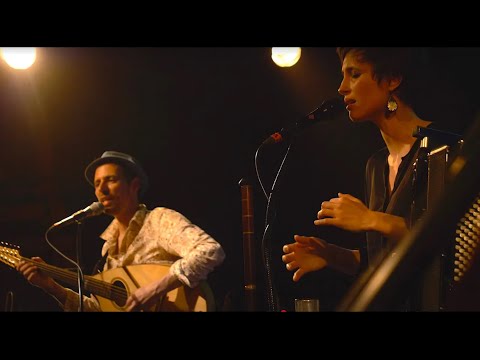 JOULIK / "Live au Festicule" Mélissa Zantman : Voix, flûte traversière, percussions Robin Celse : Mandole, voix Claire Menguy : Violoncelle , voix Arnaud Le Meur : Batterie Extraits de l'album "Rivages" / Sortie Mars 2026 "Dünya" : traduit en turc par Maksoud Karez et Okan Fidan Musique et Paroles : Robin Celse et Mélissa Zantman Arrangement : Joulik Son captation live : Jean-Baptiste Macarry Mixage : Benoit Martin / Studio Hors Phaz Captation vidéo et montage: Peter Le Tron / 4 OEIL Captation live réalisée au Festicule / Luz la croix haute / 14 Mars 2025 www.joulik.fr © & ℗ La Clique Production 2025 www.laclique-production.com info@laclique-production.com