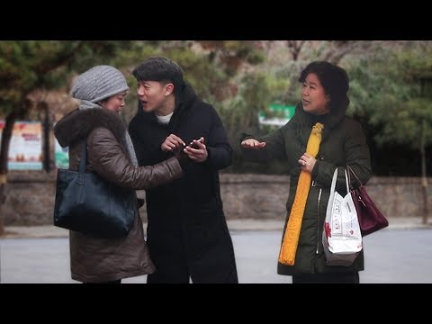 小伙街頭嫌棄母親不會用手機