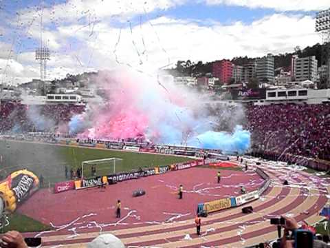 "DEPORTIVO QUITO CAMPEON 2011 RECIBIMIENTO" Barra: Mafia Azul Grana • Club: Deportivo Quito