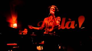 Elena Gadel cantando "Luz Encendida" en la Sala Voilà de Manresa