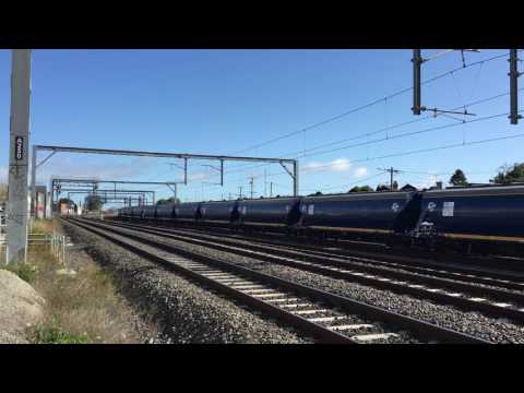 QUBE 44202 8030 and RL309 hauling CFCLA hoppers through Footscray
