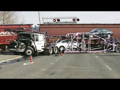 IDIOTS TRUCKS VS TRAINS | TRUCK and TRAIN CRASH COMPILATION - TRUCK CROSSWIND and TRUCK HIT BRIDGE