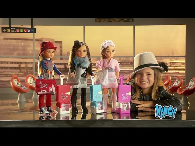 Vídeo relacionado con Nancy - Chic Viaja A New York, Muñeca con Maleta y Accesorios para Niños y Niñas a Partir de 3 Años, Multicolor, (Famosa 700015340)