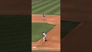 大谷翔平&タッカーが一塁、二塁で同じ画角にハマるなんて、凄い事なんですが。2人がちょっと調子落としていたんでそこまで話題になりませんね。でもやっぱ凄い#shoheiohtani#kyletucker