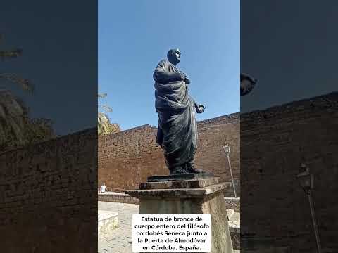 ESTATUA DE BRONCE DEL FILÓSOFO  CORDOBÉS SÉNECA JUNTO A LA PUERTA DE ALMODÓVAR EN CÓRDOBA. España.