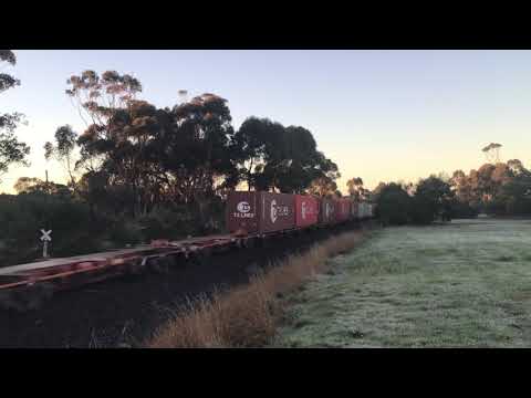Solo G515 Rail First on QUBEs Ultima/hay train heading towards Geelong to Melbourne 30/6/2021
