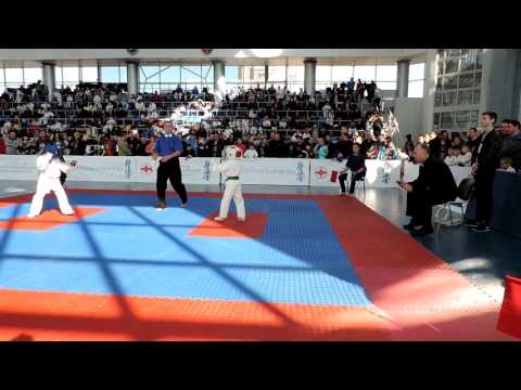 Макс чудит !..